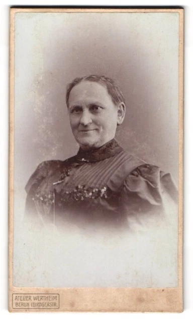 Fotografie Atelier Wertheim, Berlin, Leipzigerstraße, Dame im plissierten Kleid