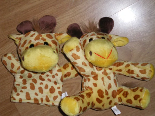 Doudou marionnette Sophie la girafe VULLI écharpe verte beige marro