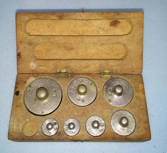 7 Alte Messing Gewichte im Holzblock mit Deckel  A 1037