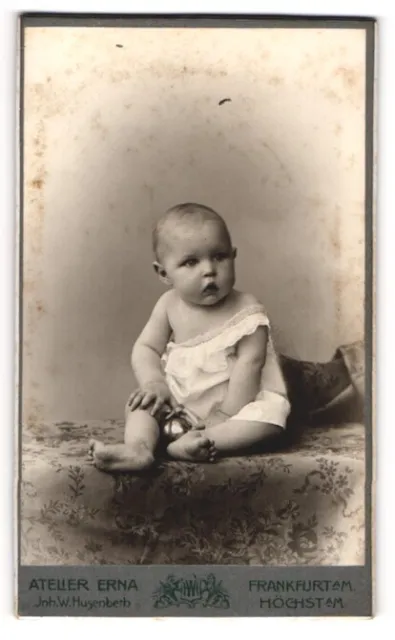 Fotografie Atelier Erna, Frankfurt / Main, Portrait süßes Baby im weißen Hemdch