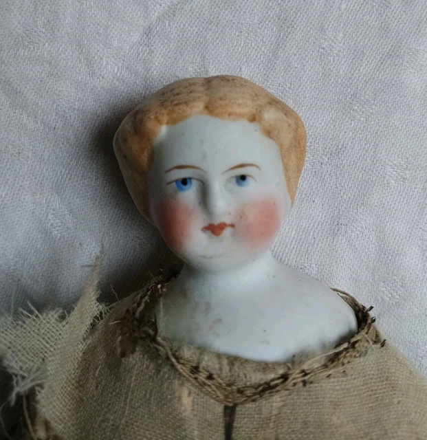 Poupée parsenne avec tête buste en bscut pressé, bouche fermée