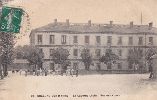 CPA 51 CHALONS sur MARNE La Caserne Lochet Vue des Cours