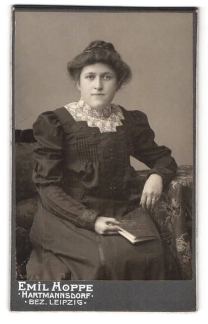 Fotografie Emil Hoppe, Hartmannsdorf, Portrait Dame im Biedermeierkleid mit Spi