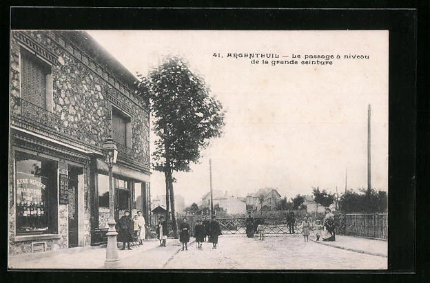 CPA Argenteuil, Le passage à niveau de la grande ceinture