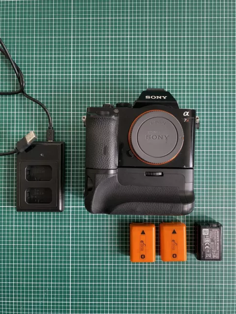 Sony Alpha A7R 36.4MP Digital Camera plus grip & 5 batteries a7r