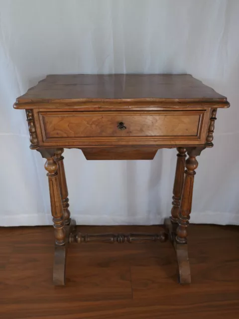 Table travailleuse coiffeuse ancienne Louis Philippe en noyer