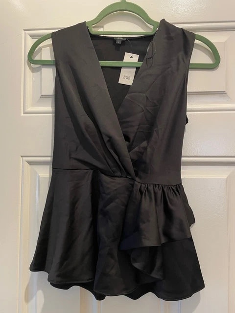 River Island Scollo V Raso Peplo Top Camicetta Nera Xs UK 6 Eu 32 BNWT Nuovo