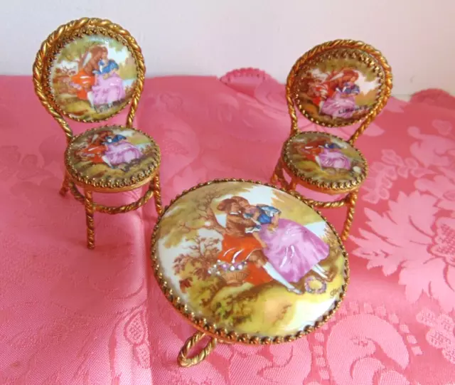 Miniatures porcelaine de Limoges - Ensemble d'une table et de deux chaises