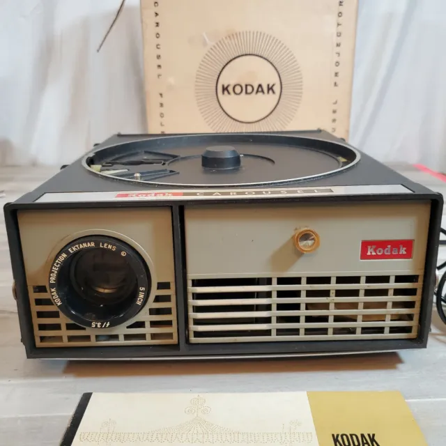 Vintage Kodak CAROUSEL 550 Slide Projector Light Fan Works Parts or Repair Only