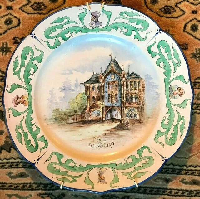 Plat en faïence à décor de la place " pré - aux- clercs " à Paris , proche du qu