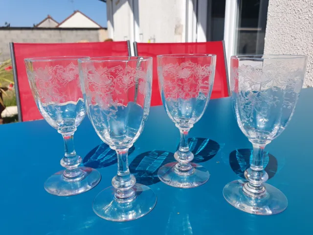 4 verres en cristal décor gravé hauteur 13.2 cm Baccarat ?
