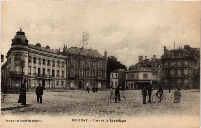CPA ÉPERNAY - Place de la République (741664)