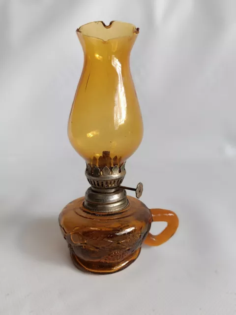 Petite lampe a pétrole en verre ambré