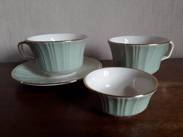 2 TASSES , 1 SOUCOUPE et 1 RAMEQUIN  modèle PARIS  de  VILLEROY et BOCH.