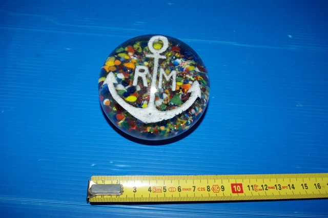 Boule sulfure presse-papiers début XXe marquée R M décor ancre de marine.EB007