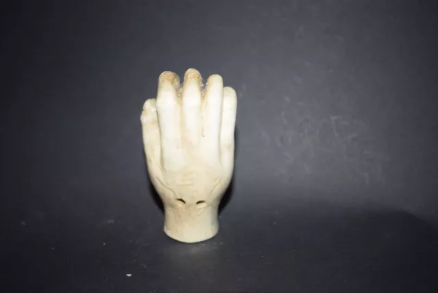 Netsuke,Totenkopf in einer großen Hand, Hirschhorn, sign., 70mm 3