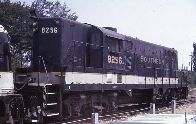 SR GP7 - Number - 8256 w/Another - ORIG - KR - rals528