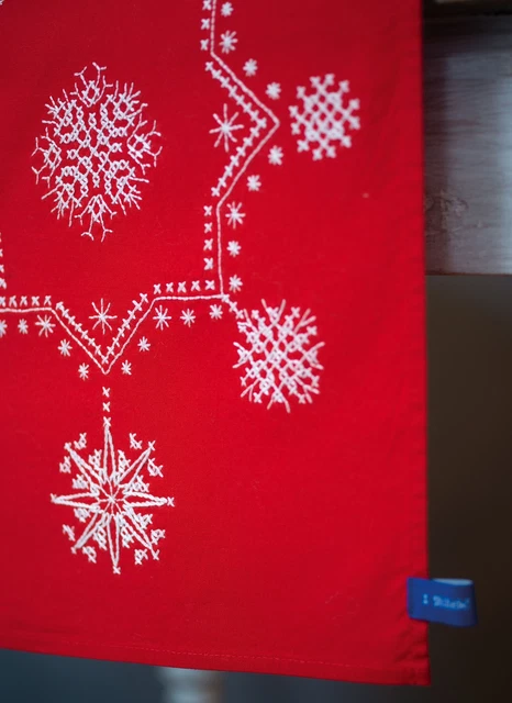 Kit de punto de cruz para corredor de mesa estampado Vervaco 16""X40"" - estrellas de Navidad blancas -V01
