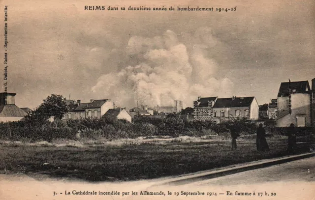 CPA 51 - REIMS (Marne) - 3. Cathédrale incendiée par les allemands 1914, à 17h30