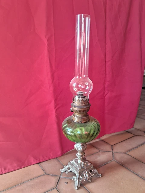 Lampe à pétrole en verre ambré – Le Grenier de la Tour