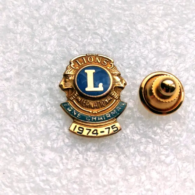 Pin's lapel pin Pins logo Lions club international ZONE CHAIRMAN 1974-75 Signé