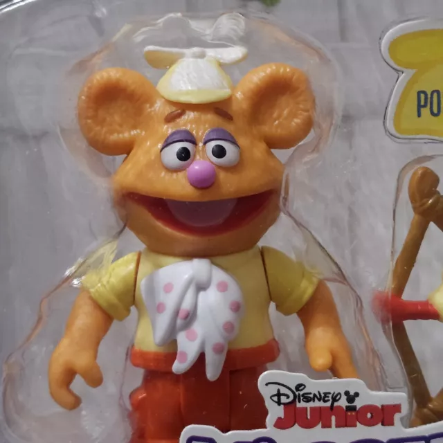 Disney Junior Muppet Babies ~ Posable ~ Fozzie el Oso con Arco de Pollo ~ NUEVO