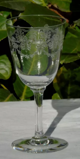 Baccarat - Verre à eau en cristal gravé, modèle Beauharnais Haut. 17 cm