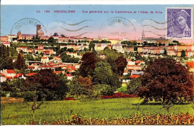 CP 16 CHARENTE - Angoulême - Vue générale sur la Cathédrale et l'Hôtel de Ville