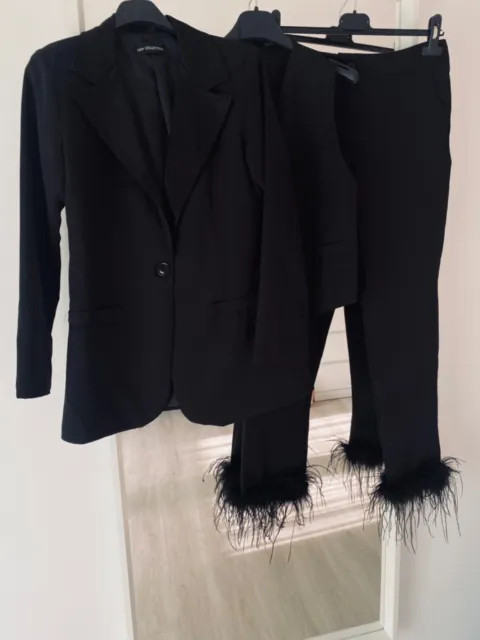 Completo elegante  nero con piume pantalone dritto giacca con bottone e gilet