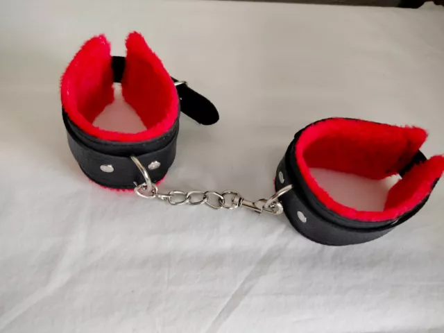 Menottes SEXY Cuir Noir Fourrure rouge - BDSM SOUMISSION ACCESSOIRE COQUIN