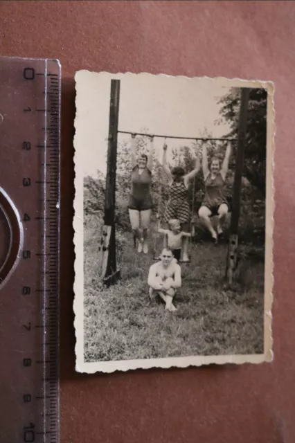 tolles altes Foto - Familie beim Sport - 1933