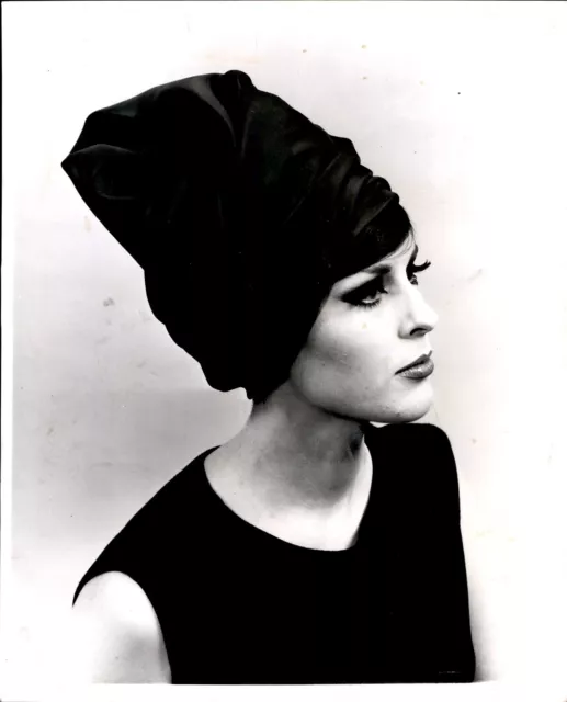 LD308 1962 Orig Photo LILLY DACHE PARIS-INSPIRED WOMEN'S HAT MODEL THE TURBAN