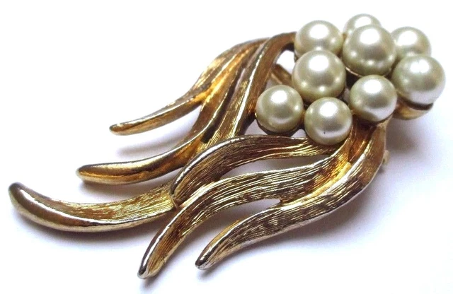 Broche fleur marron avec perle coeur Swarovski