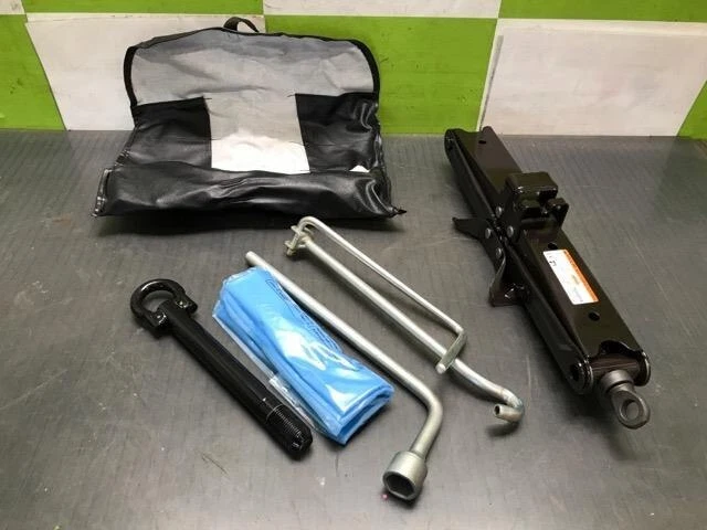 TOYOTA vellfire 2013 DAA-ATH20W Kit attrezzi [usato] [PA88142058]