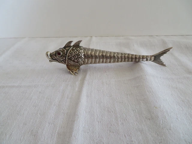 Modèle articulé en argent d'un poisson sur prix carton poisson sale kins