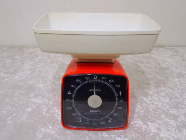 Living Nostalgia Mechanical Kitchen Scale with Bowl in Gift Box, Scale made  of Cast Iron with Acacia Wood Stand, Vintage Blue