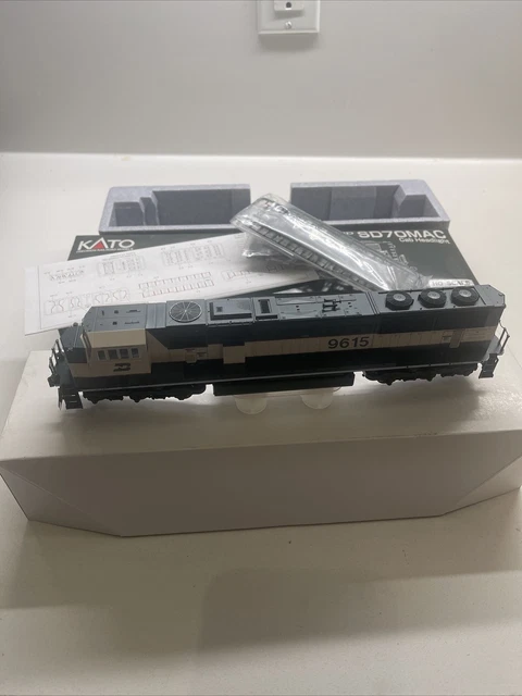 HO scale  KATO # 37-6382  SD70MAC  BURLINGTON NORTHERN  # 9615  Executive