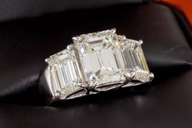 7.66 Carat Coupe Émeraude 3-Stone 18k or Blanc Anneau Fiançailles Diamant