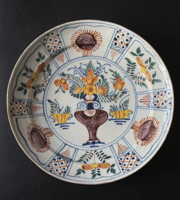 NEVERS assiette XIX faïence émaillée polychrome à décor d’un vase de fleurs