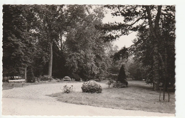 EPERNON - Eure & Loir - CPA 28 - Prieuré St Thomas - un coin du parc