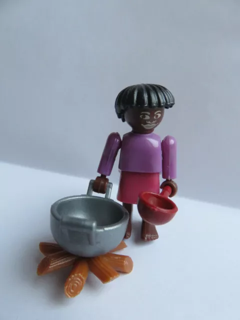 Ü-Ei Figur * Faszinierendes Afrika 1995 * Frau mit Kochstelle