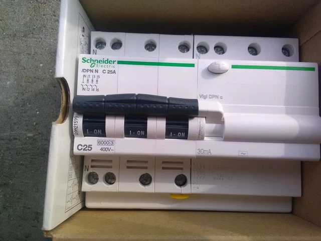 Disjoncteur Différentiel Schneider Acti9 IID 4P 63A 300mA - Neuf A9R34463