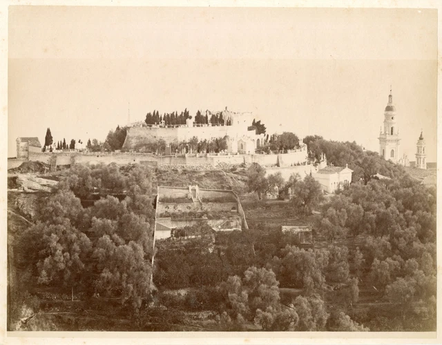 France, Menton, vue générale prise du port, navires amarrés von
