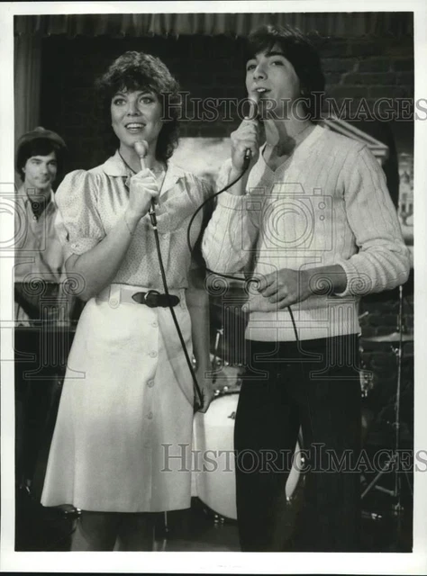 1982 Press Photo Erin Moran, Scott Baio perform on "Joanie Loves Chachi"