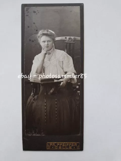 CdV Celle elegante Frau Dame sitzt in antik Stuhl mit Buch Foto Atelier Pfeiffer