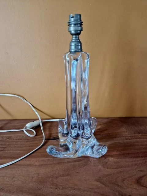 Beau pied de lampe en cristal de Baccarat de forme libre