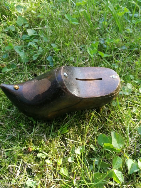 Belle tirelire sabot en bois des années 50 avec trappe d'accès