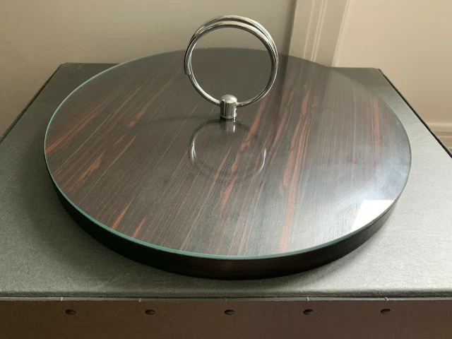 Table basse design des années 70 en bois laqué noir plateau en verre fumé