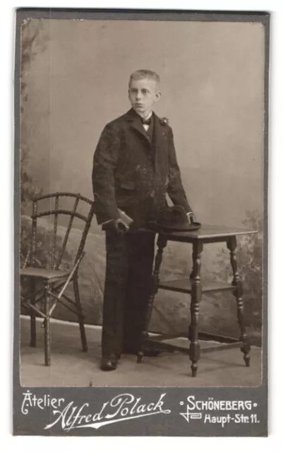 Fotografie Alfred Polack, Berlin-Schöneberg, Portrait junger Mann im Anzug mit