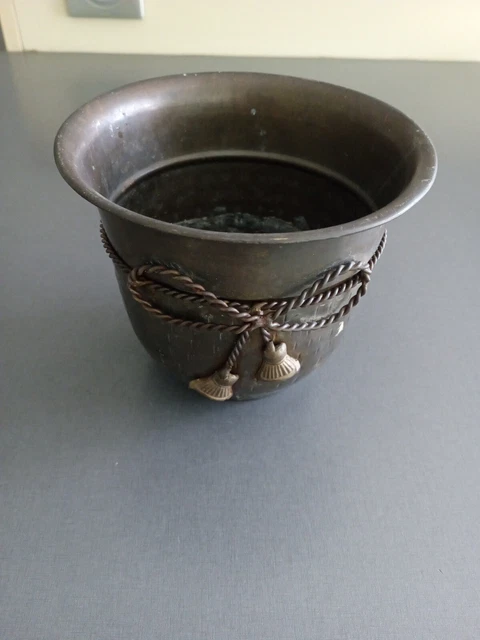 cache pot ancien en cuivre a noeud